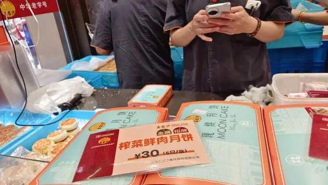 时凌晨三点就来！城隍庙开出“爷青回”市集CQ9电子专用平台为这口上海有人排队6小(图10)