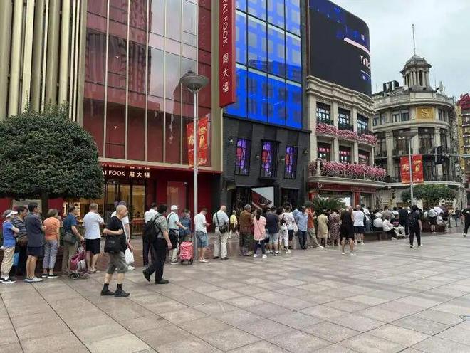 时凌晨三点就来!城隍庙开出“爷青回”市集CQ9电子专用平台为这口上海有人排队6小(图19) 时凌晨三点就来!城隍庙开出“爷青回”市集CQ9电子专用平台为这口上海有人排队6小(图19)